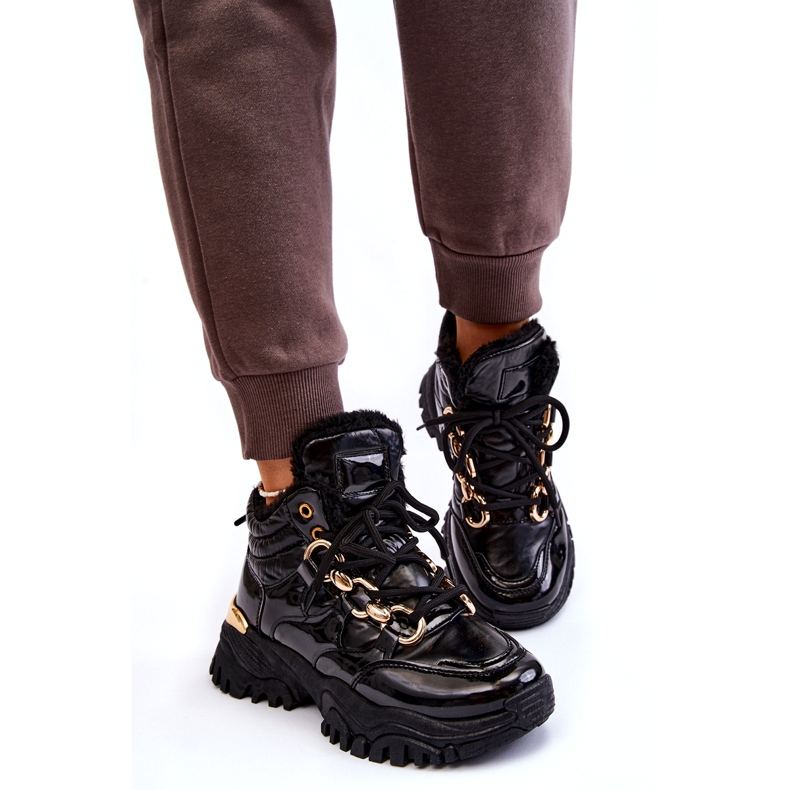 Chaussures de sport isolées pour femmes avec une chaîne dorée noire le noir 4