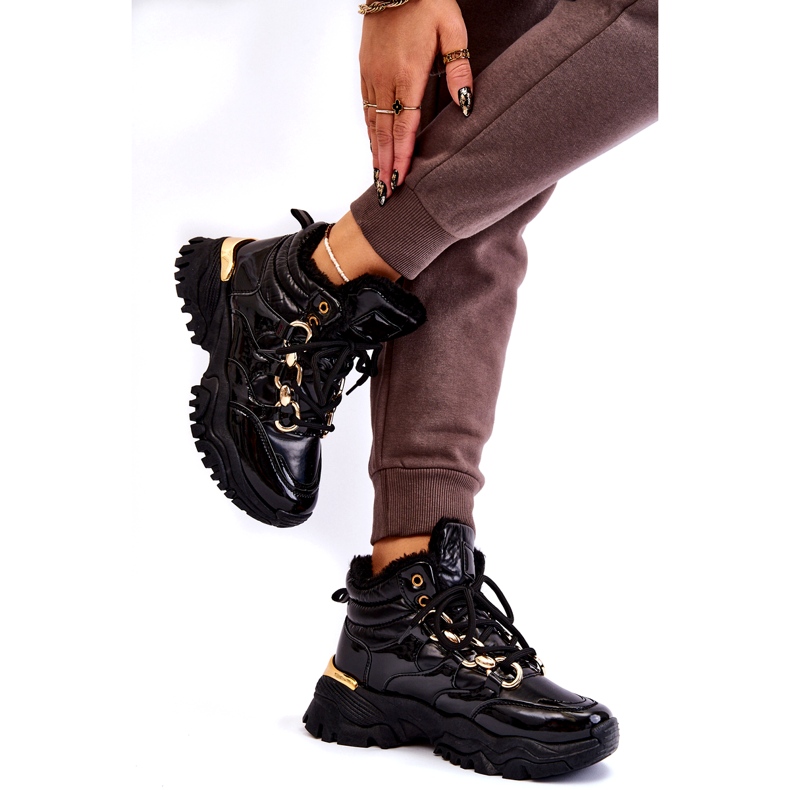 Chaussures de sport isolées pour femmes avec une chaîne dorée noire le noir 3