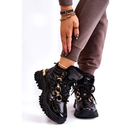 Chaussures de sport isolées pour femmes avec une chaîne dorée noire 1