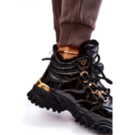 Chaussures de sport isolées pour femmes avec une chaîne dorée noire 7