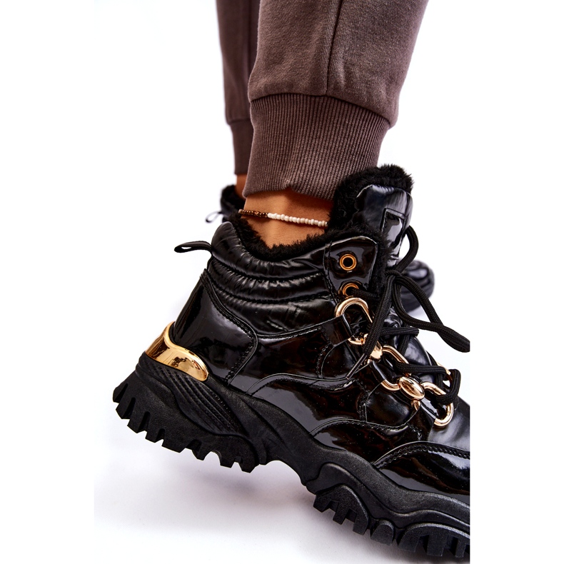 Chaussures de sport isolées pour femmes avec une chaîne dorée noire 7