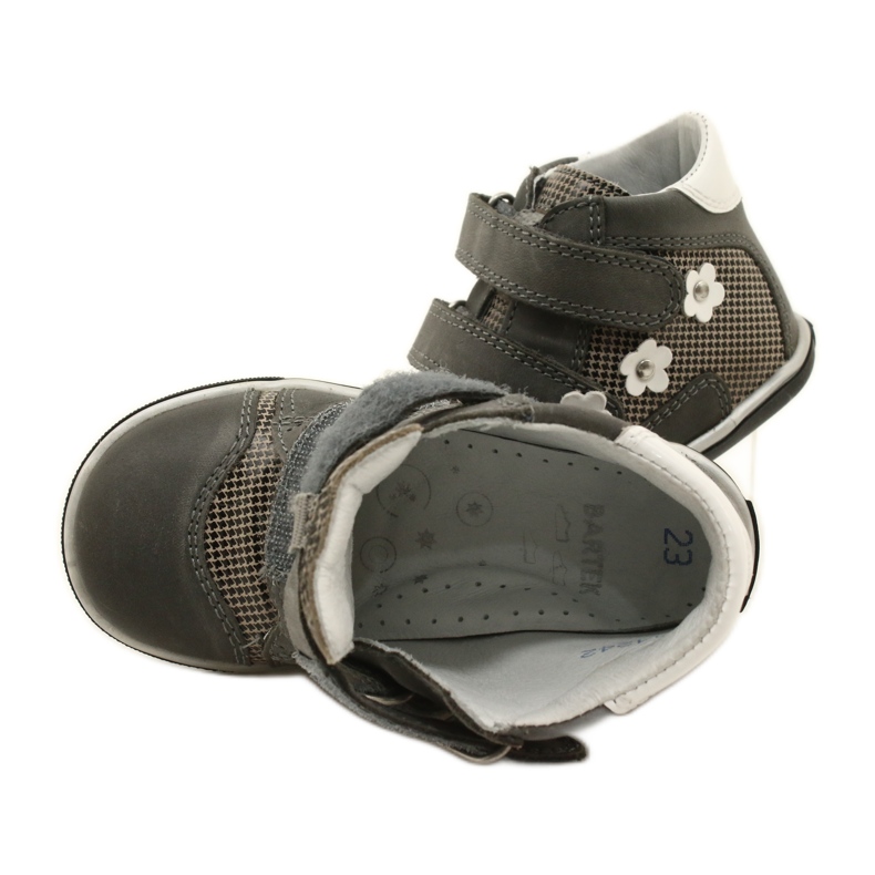 Chaussures en cuir des filles avec des fleurs blanches 91904 Gray Bartek gris 6