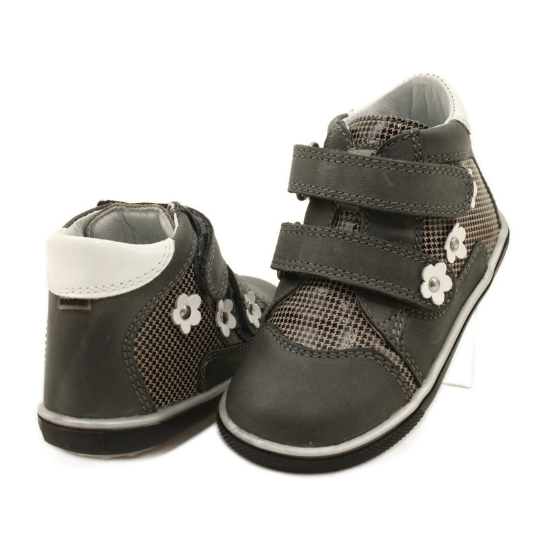 Chaussures en cuir des filles avec des fleurs blanches 91904 Gray Bartek gris 4