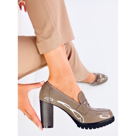Jeffis Kaki mocassins vernis à talons beige 1