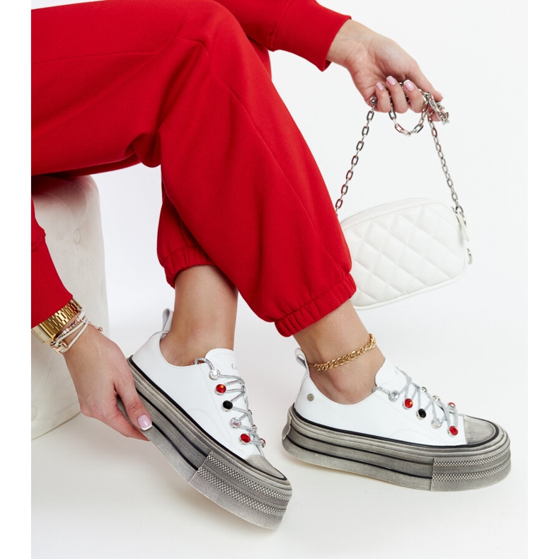 Baskets blanches sur la plateforme GOE NN2N4054 1