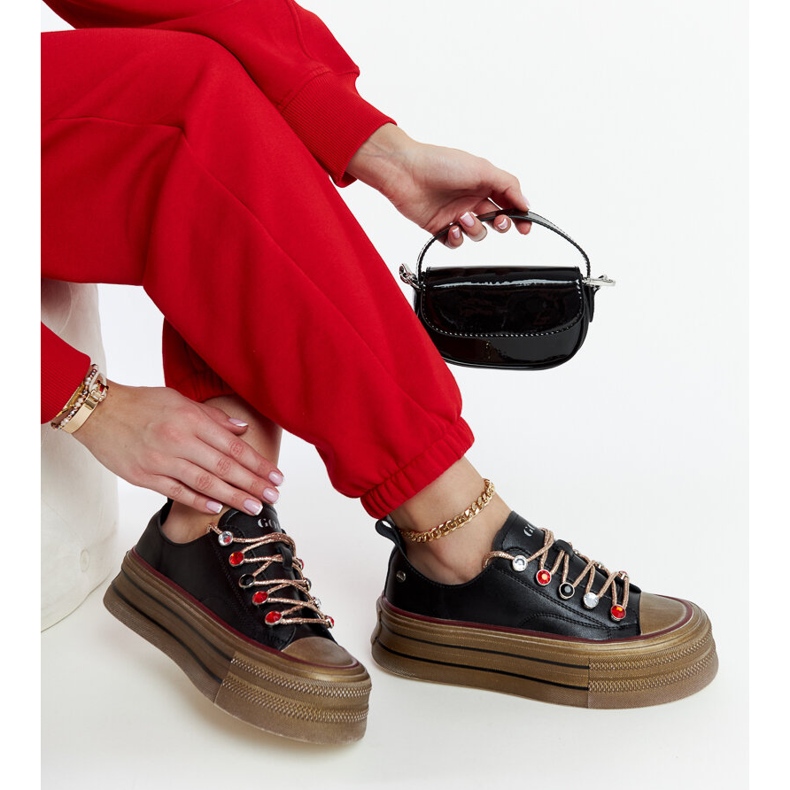 Baskets noires sur la plateforme GOE NN2N4053 1