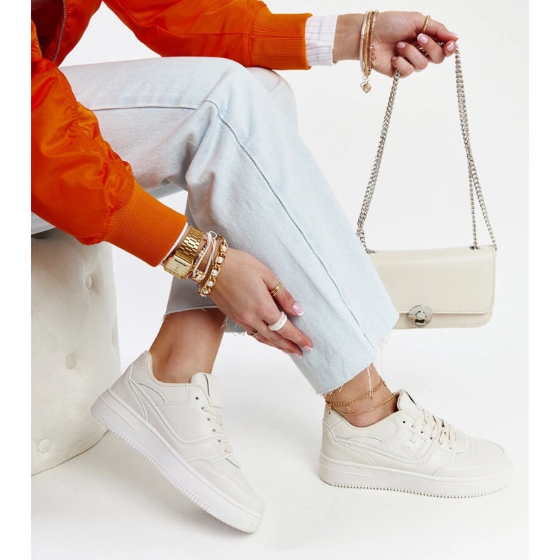 Baskets beiges sur la plateforme Mentha 1