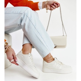 Baskets beiges sur la plateforme Mentha 2