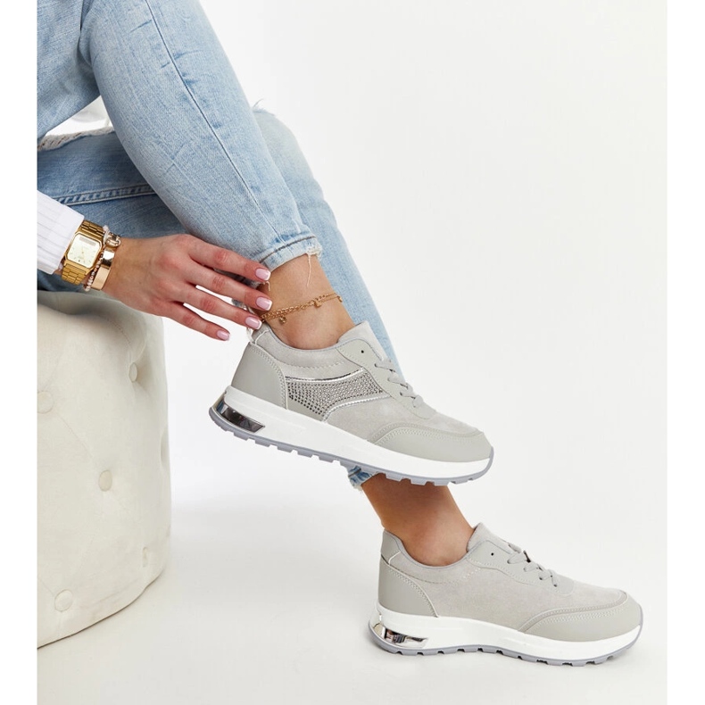 Baskets grises sur la plateforme Lubna 1