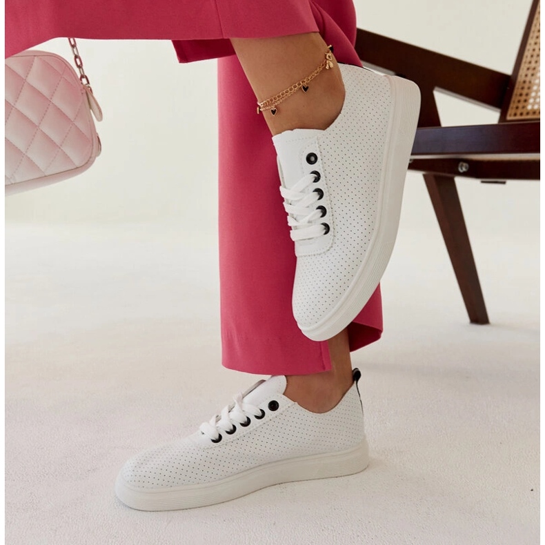 Baskets blanches en éco-cuir par Sandrine 2 Baskets blanches en éco-cuir par Sandrine 2