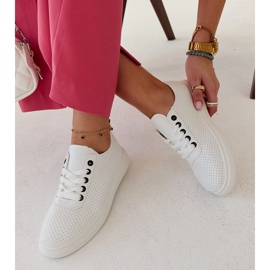 Baskets blanches en éco-cuir par Sandrine 1 Baskets blanches en éco-cuir par Sandrine 1