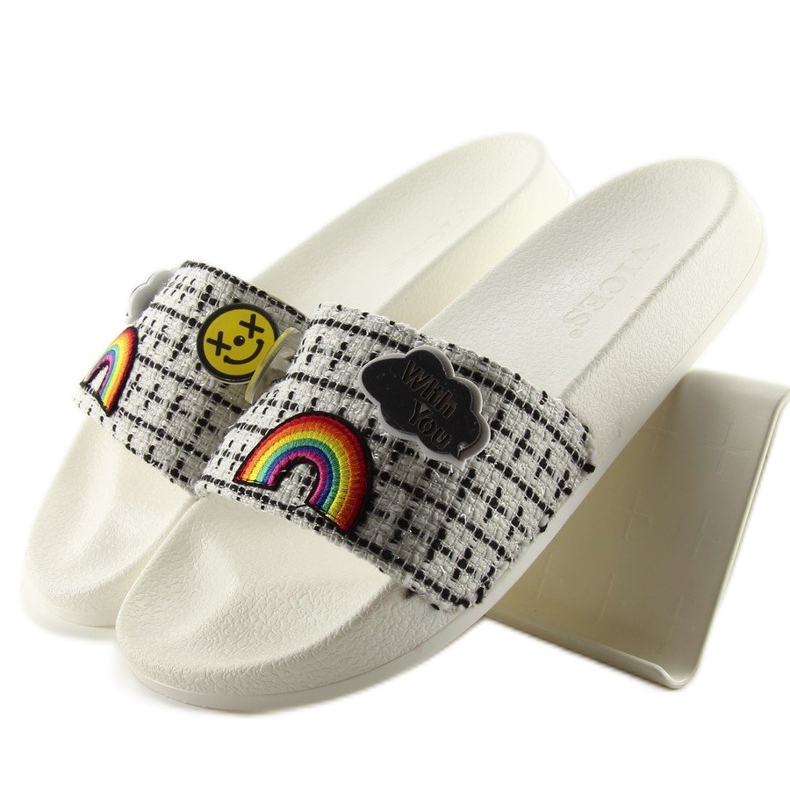 8228 Chaussons blancs à épingles 1