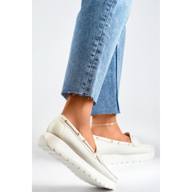 Mocassins femme blancs ajourés confortables avec semelle intérieure en cuir blanche 2