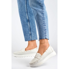 Mocassins femme blancs ajourés confortables avec semelle intérieure en cuir blanche 3