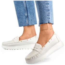 Mocassins femme blancs ajourés confortables avec semelle intérieure en cuir blanche 4