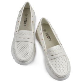 Mocassins femme blancs ajourés confortables avec semelle intérieure en cuir blanche 1