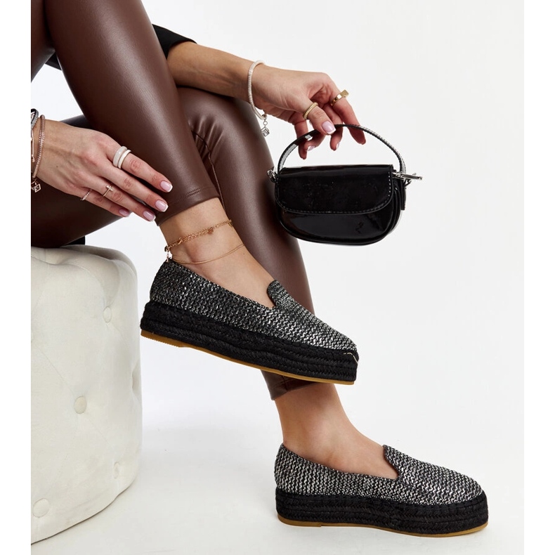Espadrilles noires ornées de fils argentés de chez Havin 1