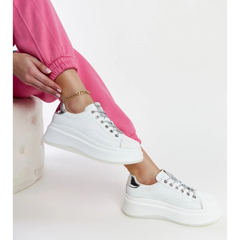 Baskets blanches sur la plateforme GOE NN2N4033 2