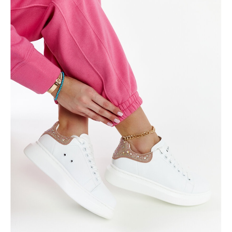 Baskets blanches sur la plateforme GOE JJ2N4051 1