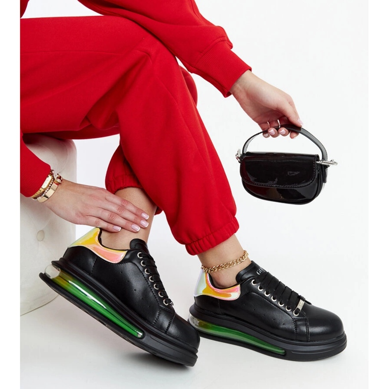 Baskets noires sur la plateforme GOE NN2N4030 le noir 1