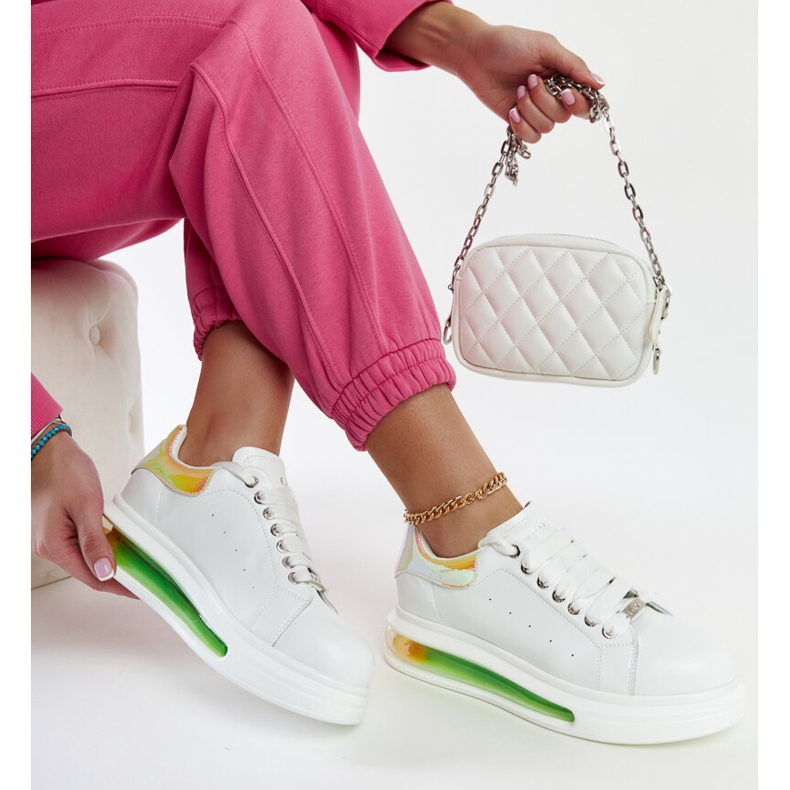 Baskets blanches sur la plateforme GOE NN2N4029 1