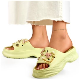 Tongs pour femmes en caoutchouc vert clair avec décorations 4