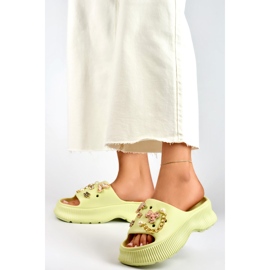 Tongs pour femmes en caoutchouc vert clair avec décorations 1
