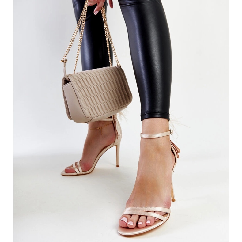 Sandales beiges à plumes d'Adalgisio 1 Sandales beiges à plumes d'Adalgisio 1