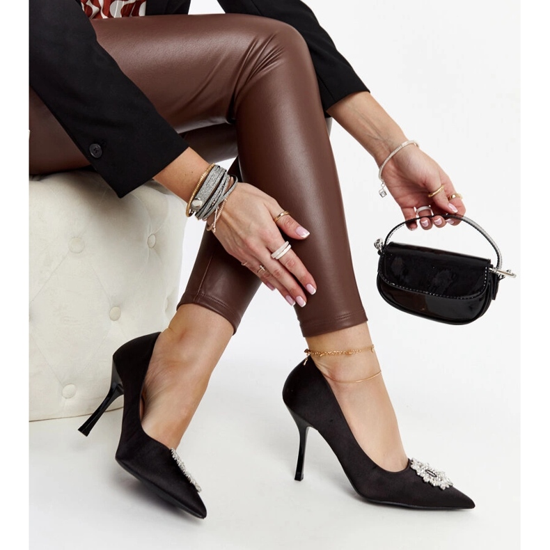 Escarpins hauts noirs finition satinée et strass par Susegana le noir 1