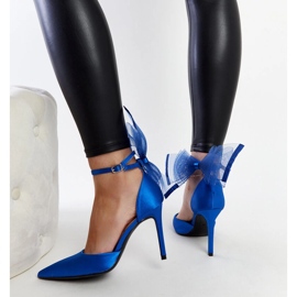 Talons hauts bleus avec un nœud d'Ilaysa 2