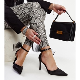 Talons hauts noirs avec nœud par Ilaysa 1