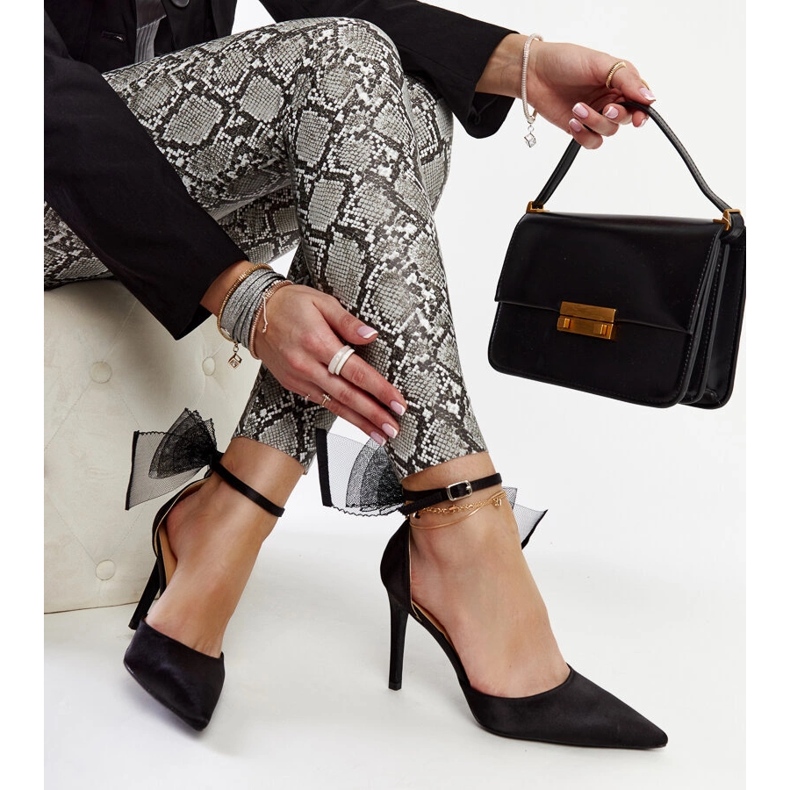 Talons hauts noirs avec nœud par Ilaysa 1