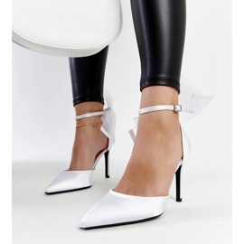 Talons hauts blancs avec un nœud d'Ilaysa blanche 1
