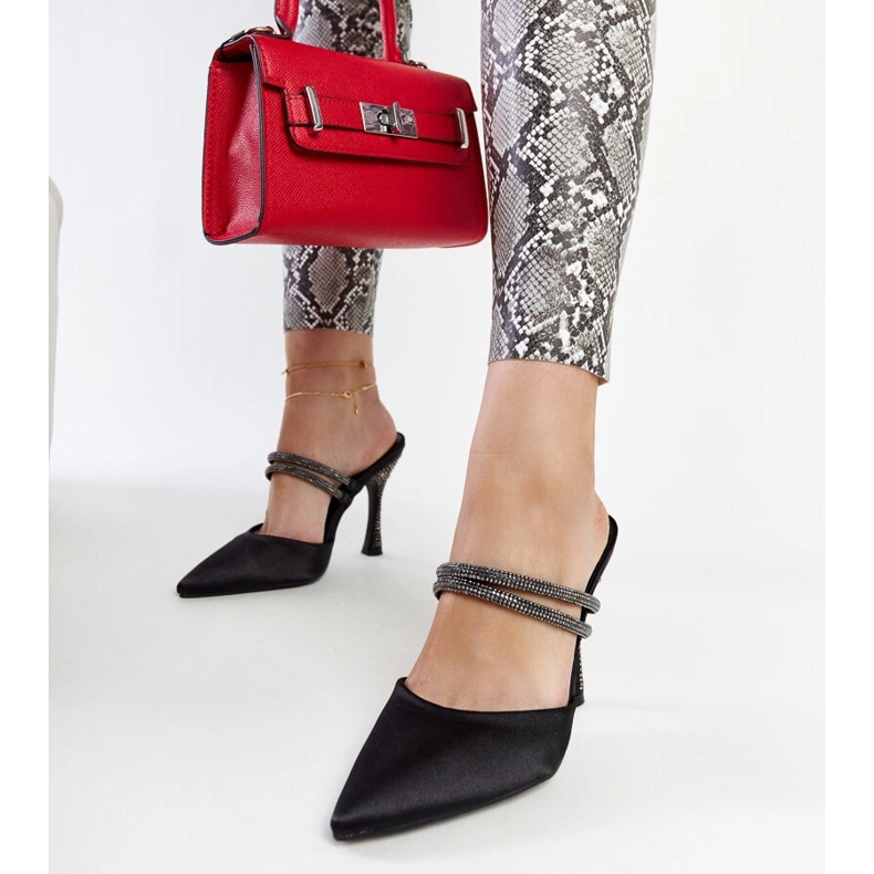 Tongs noires à talons hauts par Raffaelina le noir 1