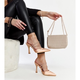 Tongs à talons beiges par Raffaelina 1 Tongs à talons beiges par Raffaelina 1