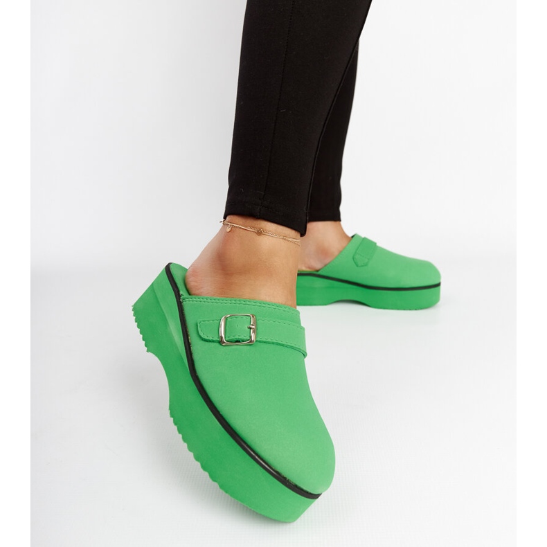 Le sabot vert glisse sur la plateforme Lang 2