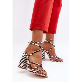 Sandales à talons hauts blanches et noires à la mode Josette 4