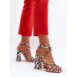 Sandales à talons hauts blanches et noires à la mode Josette 5