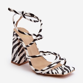 Sandales à talons hauts blanches et noires à la mode Josette 2