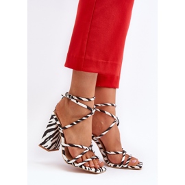 Sandales à talons hauts blanches et noires à la mode Josette 3