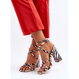 Sandales à talons hauts blanches et noires à la mode Josette 7