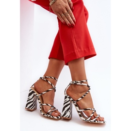 Sandales à talons hauts blanches et noires à la mode Josette 9