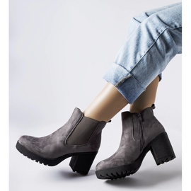 Bottines à talons hauts en daim gris de Magnui 1