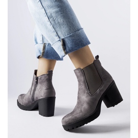 Bottines à talons hauts en daim gris de Magnui 2