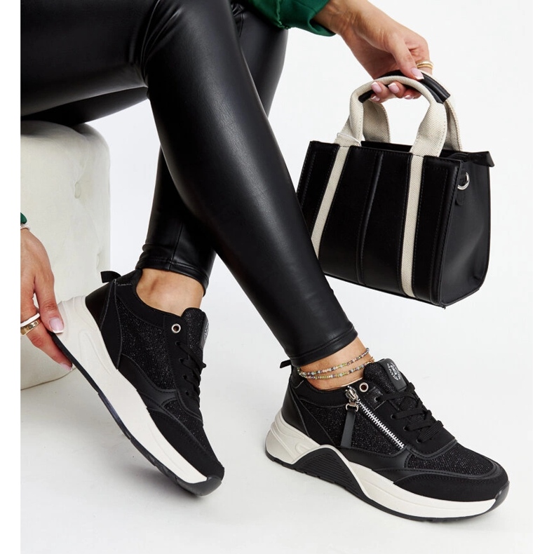 Baskets noires brillantes sur la plateforme Makda 1