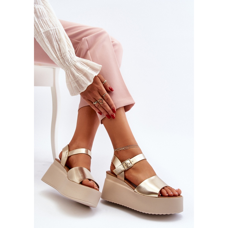 Sandales compensées Geferia dorées pour femmes 1