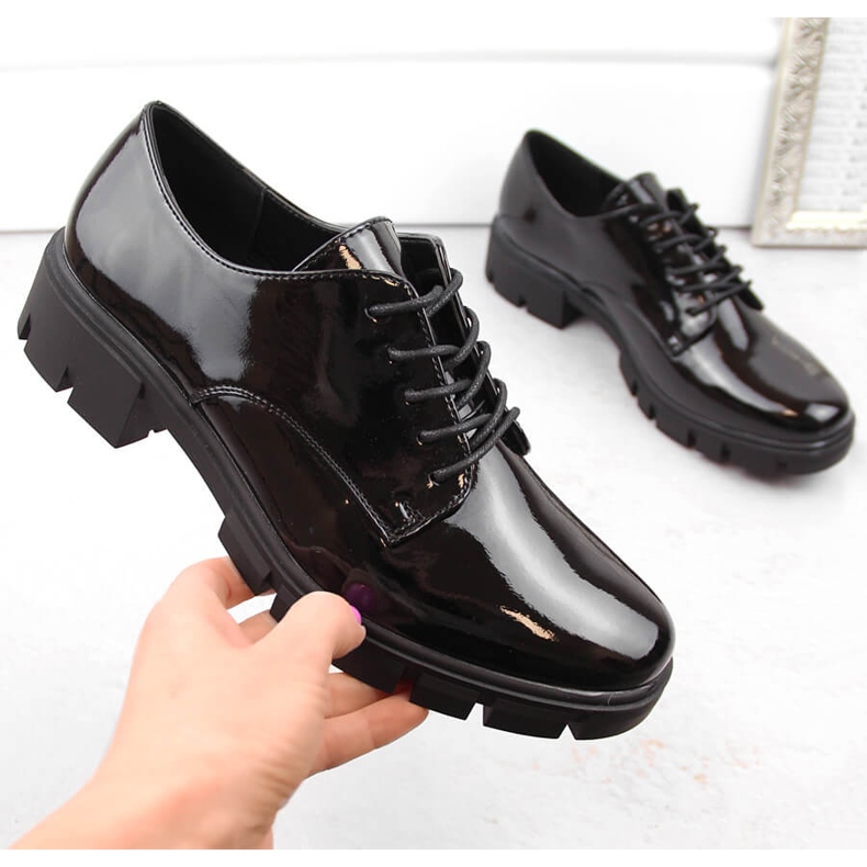M. DASZYŃSKI Chaussures richelieu vernies noires pour femme M.Daszyński MR23119-5 1