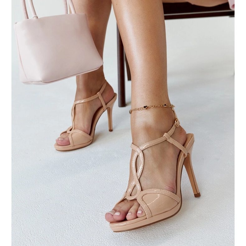 Sandales à talons hauts vernies rose clair de Vappu 1 Sandales à talons hauts vernies rose clair de Vappu 1