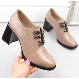 Chaussures femme en cuir verni à talon décoratif, beige Vinceza 63510 1