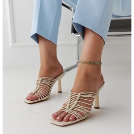 Sandales à talons hauts beige clair de Borna 1